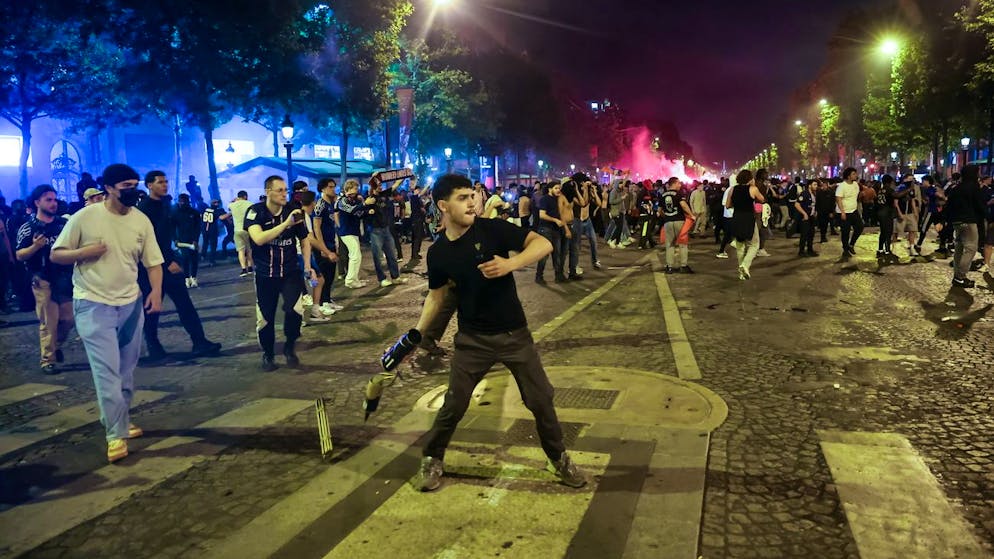 Champions League. Scontri e violenze a Parigi nel dopo partita: 2 morti e oltre 550 arresti