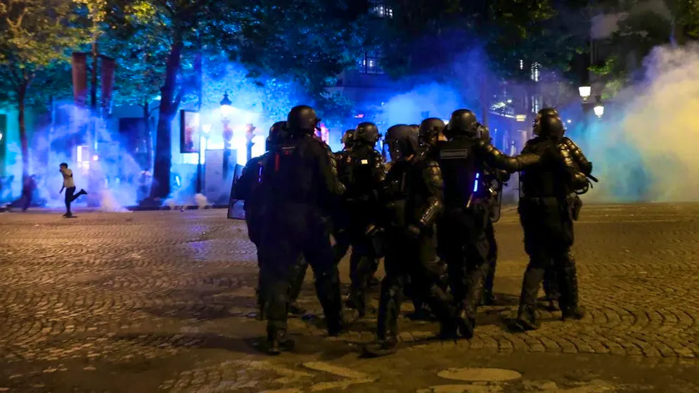 While Paris Saint-Germain celebrates a historic victory in Munich, riots break out in the French capital.
