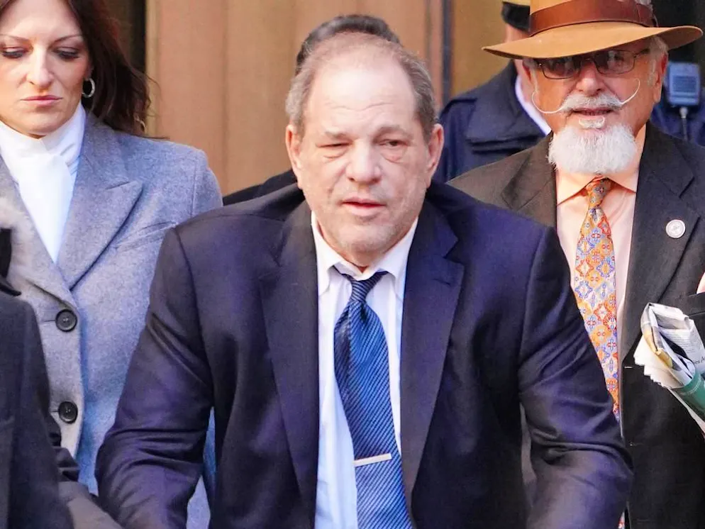 Selon des documents obtenus par Fox News Digital, l'ancien mannequin reproche au magnat du cinéma de l'avoir agressée sexuellement, ainsi qu'une amie, dans un hôtel de New York en 2003.