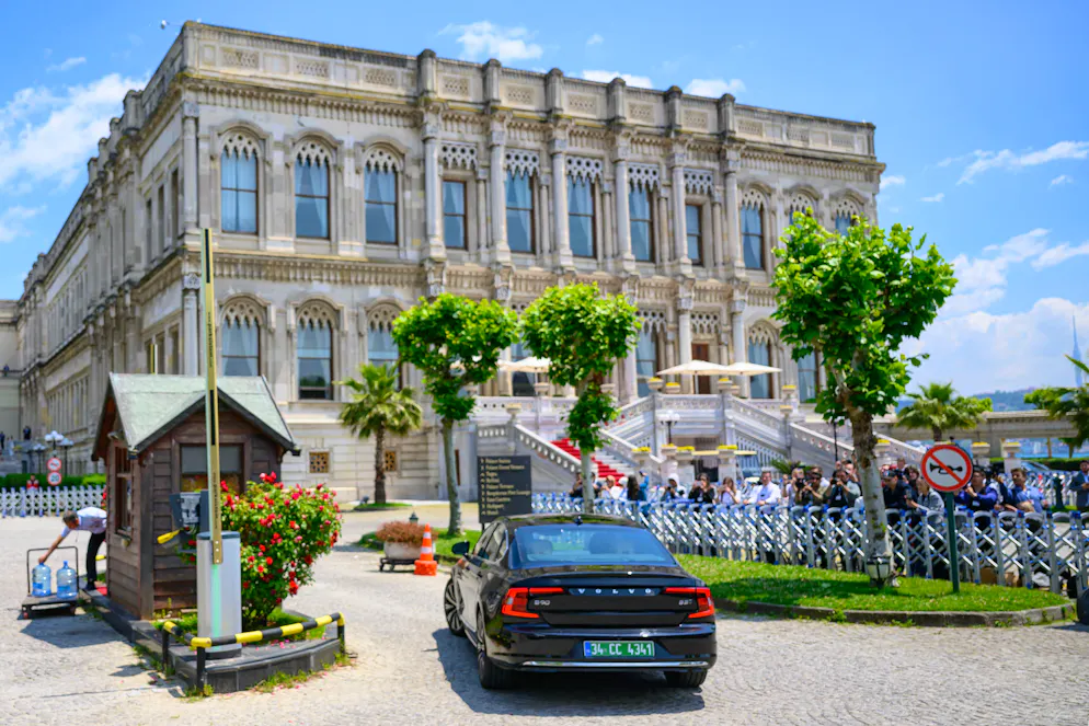 Une délégation arrive au Palais Ciragan pour la deuxième réunion entre les délégations russe et ukrainienne pour les pourparlers de paix à Istanbul, le 2 juin 2025.