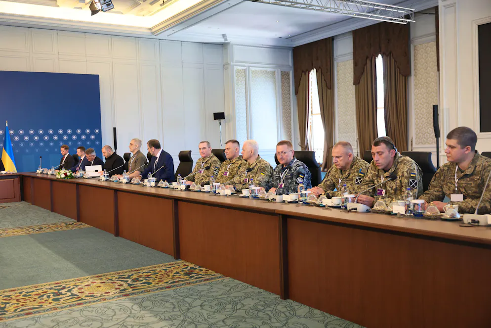 Des membres de la délégation ukrainienne assistent à la deuxième réunion des pourparlers directs entre la Russie et l'Ukraine au palais de Ciragan, à Istanbul, le 2 juin 2025. Les délégations ukrainienne et russe ont entamé une deuxième série de pourparlers de paix à Istanbul, où elles devraient échanger des plans sur la manière dont elles souhaitent mettre fin à la guerre qui dure depuis trois ans.