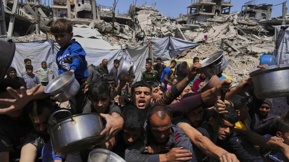 Palestinesi in attesa di cibo a Beit Lahia, nel nord della Striscia di Gaza