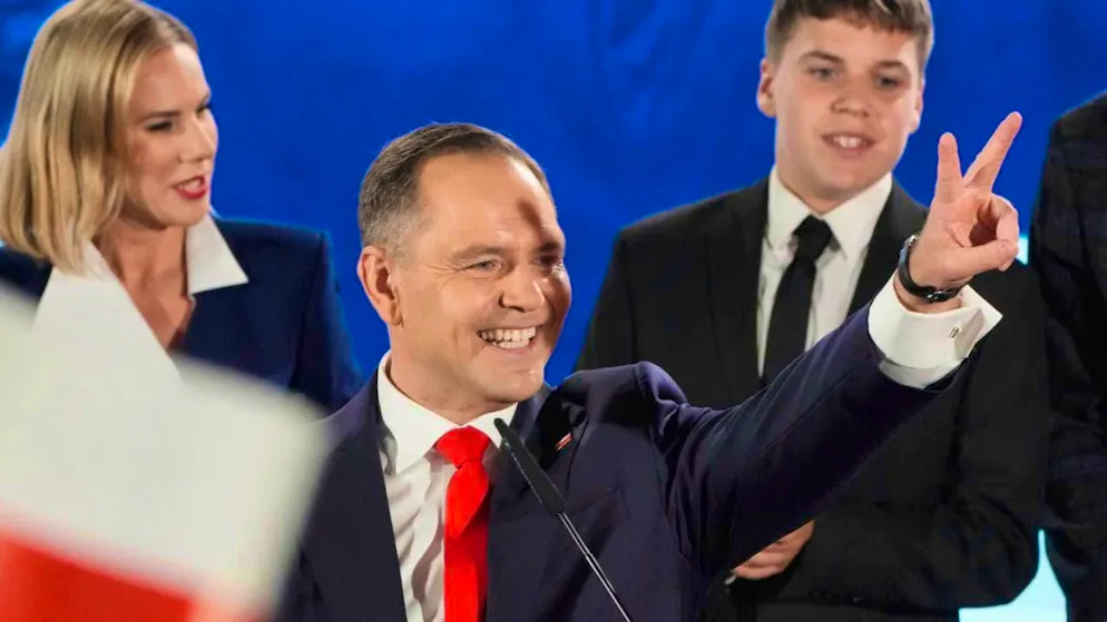 dpatopbilder - Presidential candidate Karol Nawrocki (M), who is supported by the right-wing Law and Justice party, greets his supporters as he arrives at his official residence after the run-off in the presidential election. Photo: Czarek Sokolowski/AP/dpa
