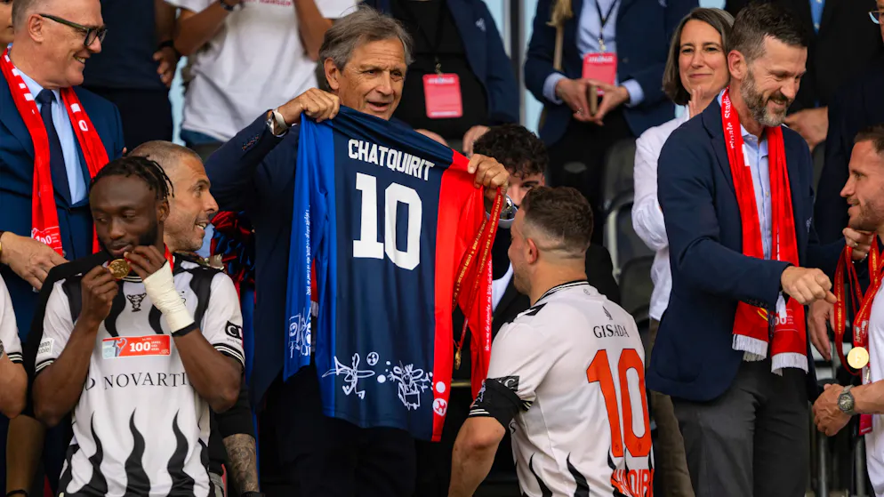 Le maillot «Chatquirit» offert par Dominique Blanc à Xherdan... Shaqiri.