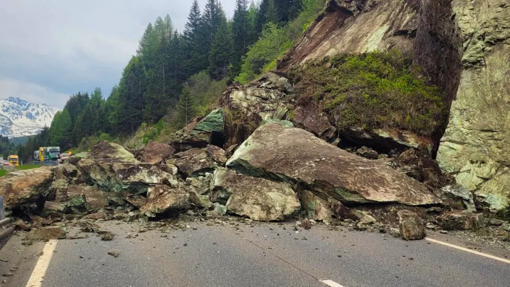Grigioni. Strada del Passo del Giulia chiusa per caduta di massi fra Marmorera e Bivio