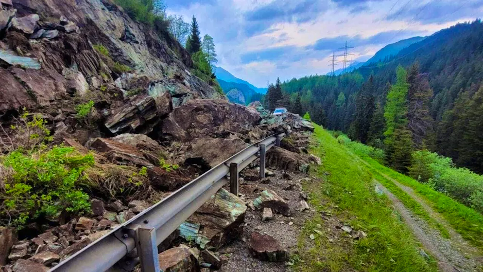 Route fermée entre Marmorera et Bivio en raison d'un éboulement - Galerie. La police cantonale des Grisons a confirmé qu'aucune voiture n'était impliquée.