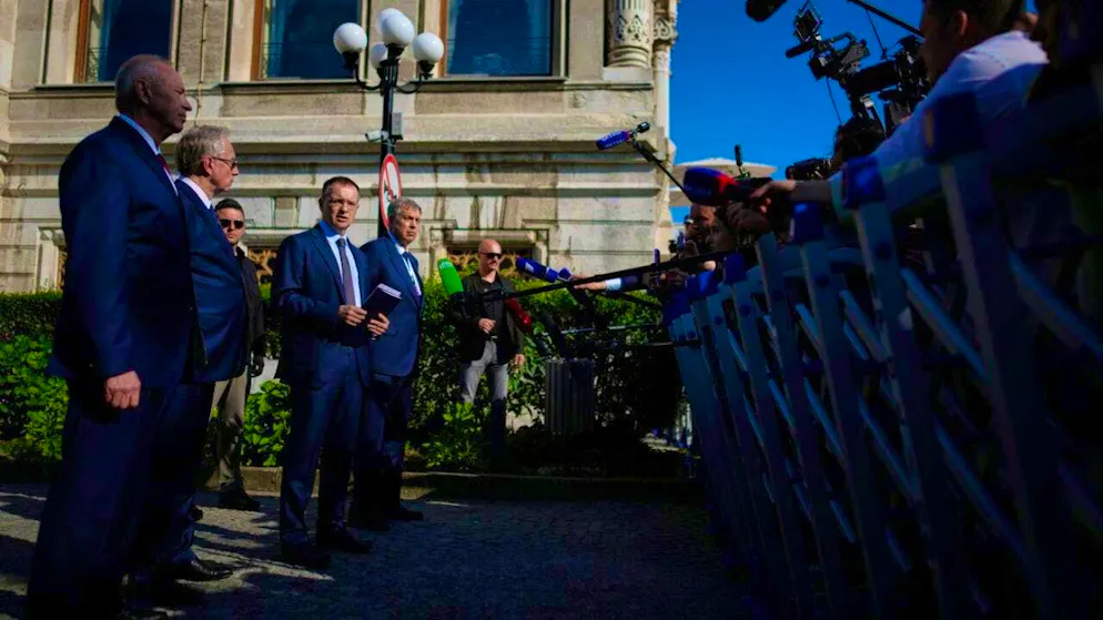 The head of the Russian delegation, Vladimir Medinsky (M), speaks to journalists in front of the Ciragan Palace after the peace negotiations between Ukraine and Russia. Photo: Emrah Gurel/AP/dpa