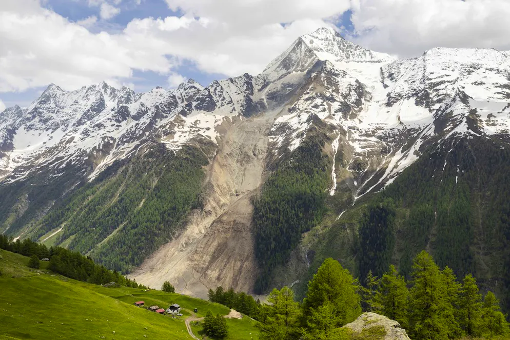 Vue du Kleines Nesthorn montrant les traces des rochers qui se sont détachés et ont glissé vers la vallée au-dessus du village de Blatten, en Suisse, le dimanche 1er juin 2025.