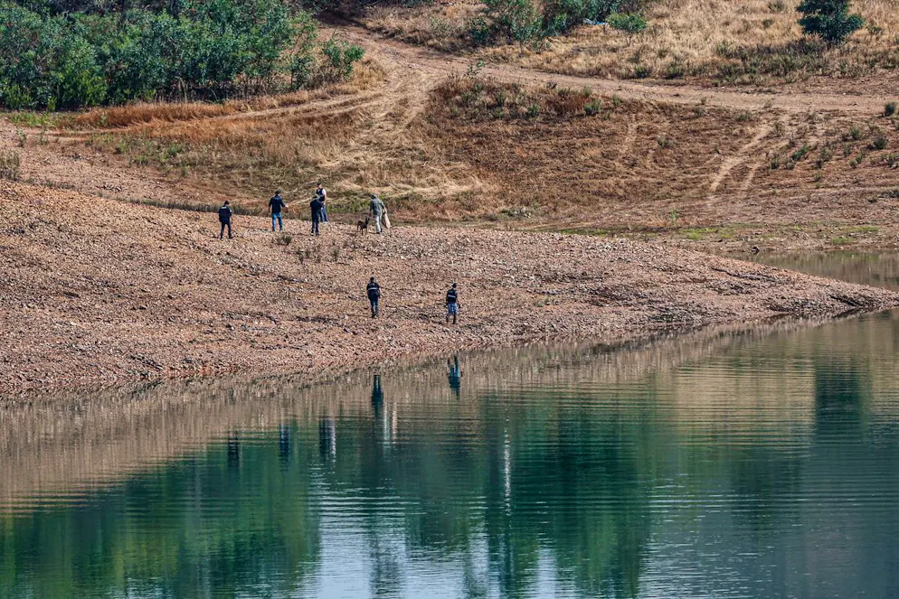 Les autorités portugaises de l'unité d'enquête criminelle de la police judiciaire (PJ) sur la nouvelle opération de recherche dans le cadre de l'enquête sur la disparition de Madeleine McCann dans la zone du barrage d'Arade, à Silves, dans le district de Faro.