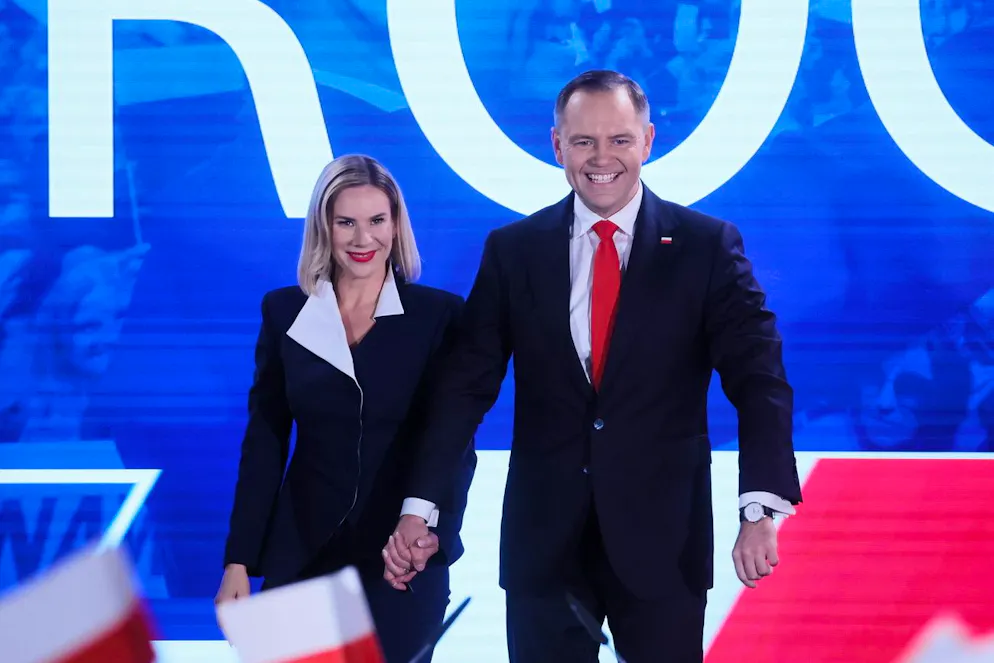 Le candidat à la présidence polonaise Karol Nawrocki (à droite) avec son épouse Marta Nawrocka (à gauche) lors de la soirée électorale présidentielle à Varsovie, en Pologne, le 1er juin 2025.