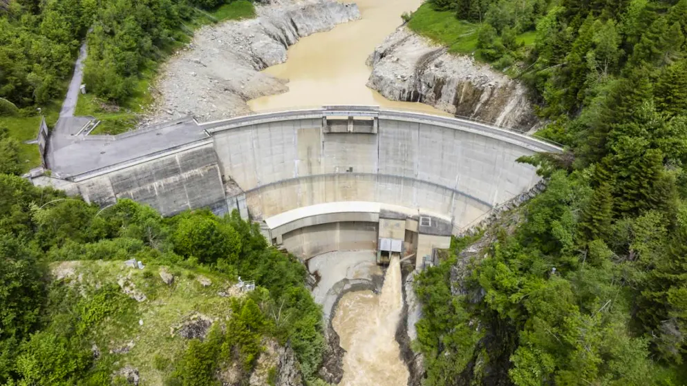 Le système de vannes de fond du barrage de Ferden a été partiellement ouvert vendredi (archives).