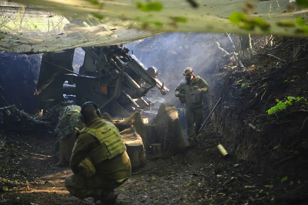 Des soldats tirent au canon en direction des positions de l'armée russe près de Kharkiv, en Ukraine, le vendredi 23 mai 2025.