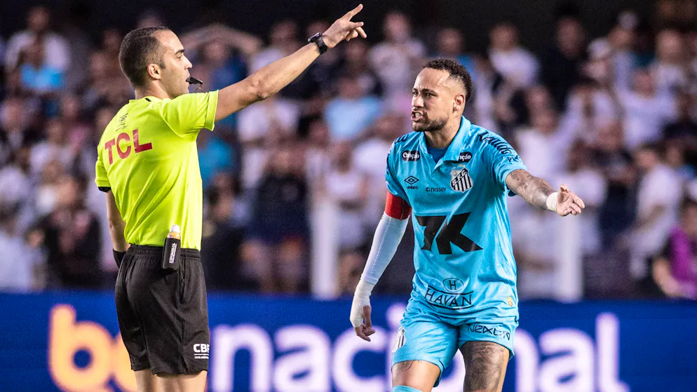 «Pardonnez-moi». Neymar tente une «Main de Dieu» mais... prend rouge !