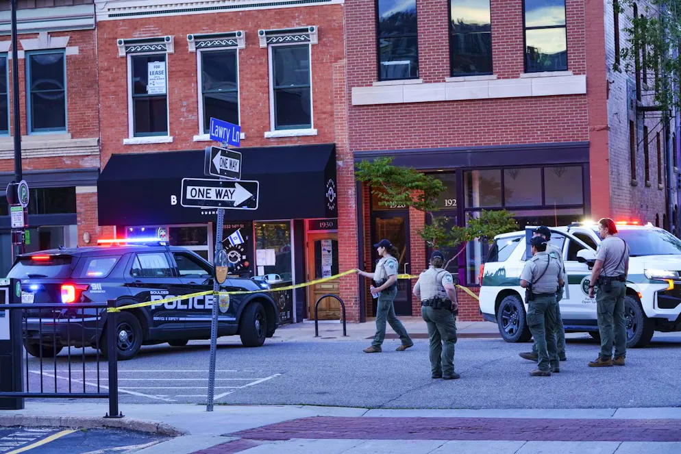 epa12150114 Law enforcement officers at the scene of an incident in Boulder, Colorado, USA, 01 June 2025. Boulder police stated in a press conference that six members of the public have been injured in what the FBI has described as a 'targeted terror attack'. EPA/REBECCA SLEZAK