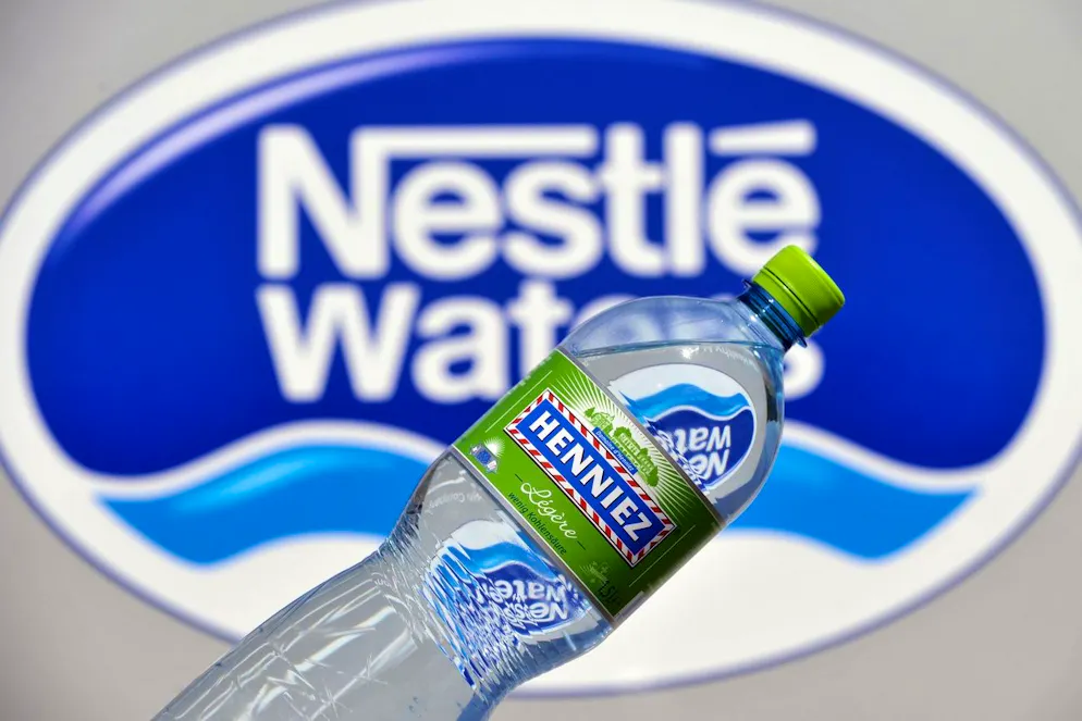 L'UFC-Que Choisir a annoncé mardi lancer plusieurs actions en justice face à ce qu'elle qualifie de «scandale» des eaux minérales Nestlé.