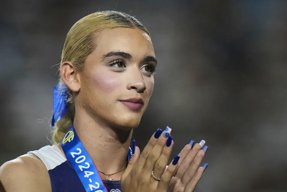 AB Hernandez, une élève transgenre du lycée Jurupa Valley, se tient sur le podium lors de la cérémonie de remise des médailles du triple saut aux championnats d’athlétisme des lycées de Californie, à Clovis, le samedi 31 mai 2025.