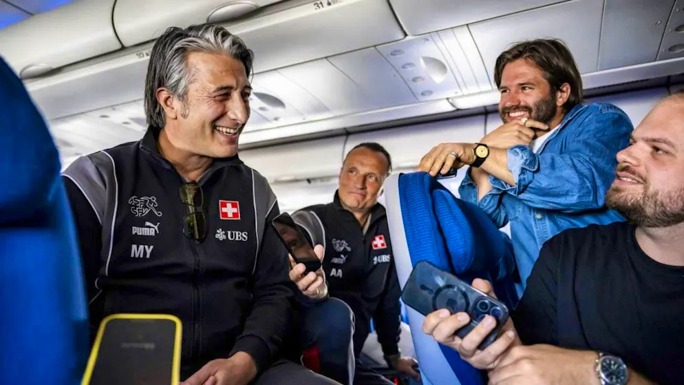 A USA tour between sighting and fine-tuning - Gallery. Press conference on the plane: Coach Murat Yakin explains the purpose of the national team's trip to the USA.