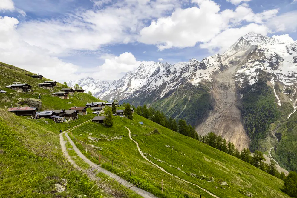 Le cône d'éboulis au fond de la vallée reste impraticable et n'a pas été ouvert aux travaux de déblaiement. Le couloir en amont du glacier contient environ 300'000 mètres cubes de roche (archives).
