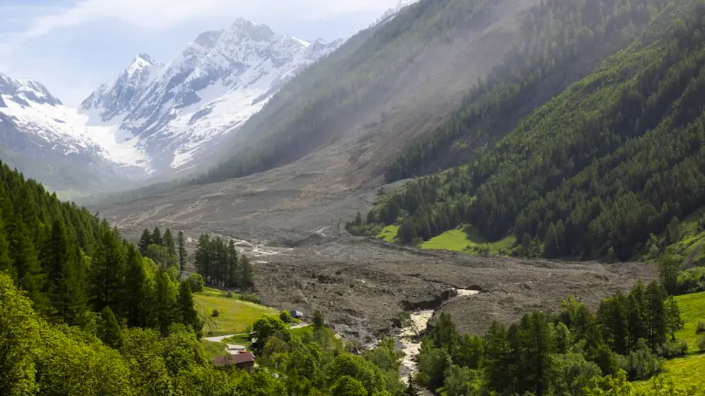 Dopo la frana di Blatten nel Canton Vallese il Canton Grigioni si mette a disposizione uno scambio di esperienze raccolta negli ultimi anni nella gestione dei pericoli naturali.