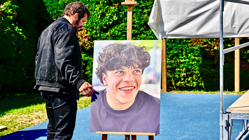 Medhi Narjissi (ici son portrait aux côtés de son père Jalil) a disparu en mer l’été dernier..