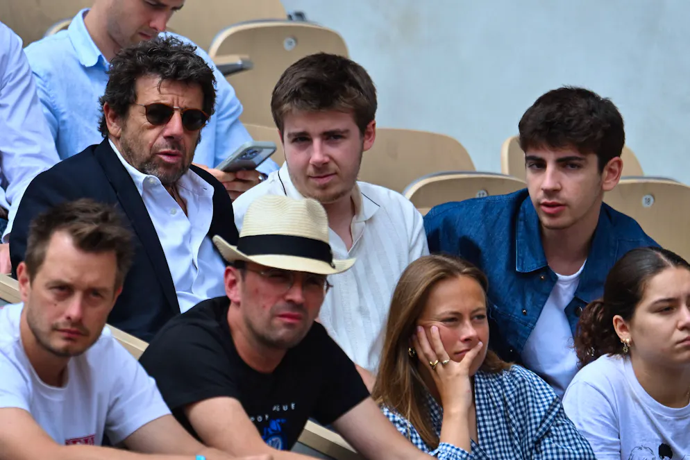 Roland-Garros - VIP dans les tribunes: Patrick Bruel, Oscar Bruel et Léon Bruel (de g. à d) sont photographiés dans les tribunes de Roland-Garros le 1er juin 2025 à Paris, en France. Photo : ABACAPRESS.COM Paris France PUBLICATIONxNOTxINxFRAxUK Copyright : xABACAx
