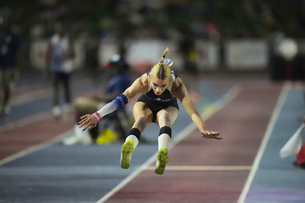 AB Hernandez, une élève transgenre du lycée Jurupa Valley, participe au concours du triple saut lors des championnats d’athlétisme des lycées de Californie, à Clovis, le 31 mai 2025.