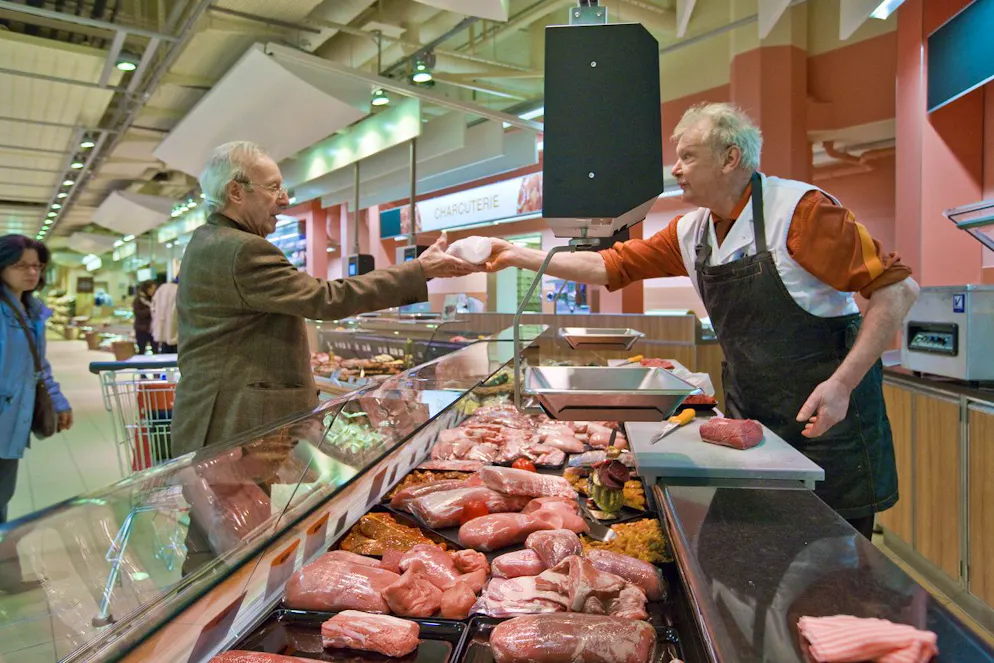 Migros va renforcer le contrôle de la viande en raison du dépassement des valeurs limites des PFAS, les polluants industriels dits éternels.