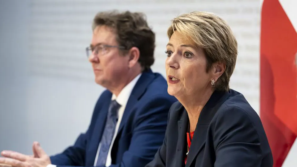 Bundesräte Karin Keller-Sutter (r.) und Albert Rösti arbeiten offenbar im Eiltempo an einer Soforthilfe für Blatten. (Archivbild)