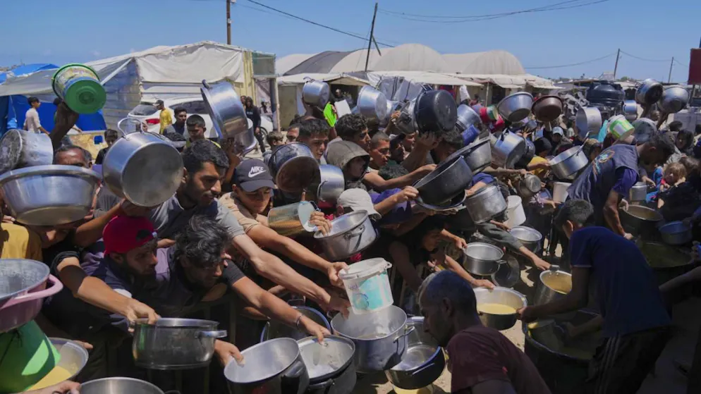 Gaza: la Croix-Rouge confirme 27 morts dans des tirs israéliens - Gallery. Chaque fois que les gens s'approchaient du rond-point d'Al-Alam, ils étaient la cible de tirs", a raconté une déplacée à l'AFP à propos de la tuerie. "Mais ils ne s'en souciaient pas et se précipitaient tous en même temps. C'est à ce moment-là que l'armée a commencé à tirer intensément".