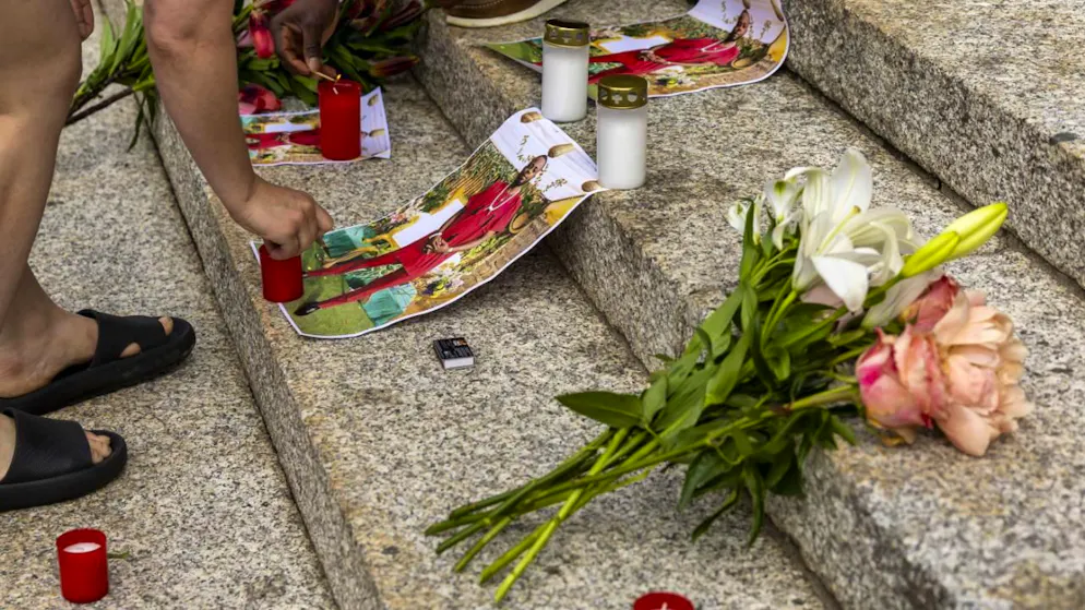 Les manifestants ont déposé des fleurs, des bougies et des photos de la victime sur les marches du Tribunal de Montbenon.