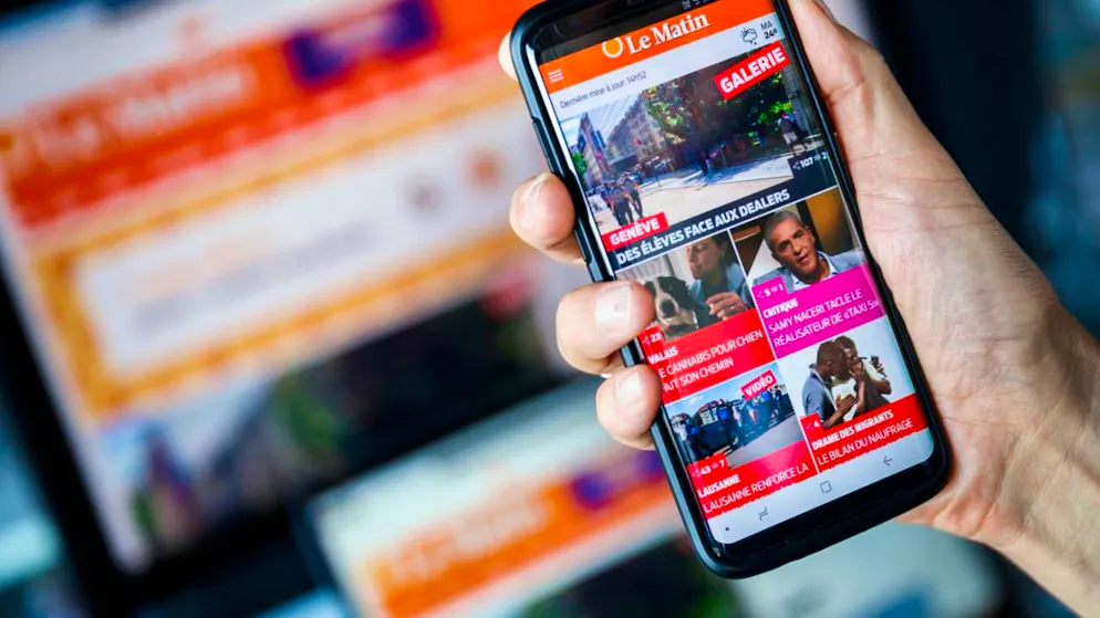 Pour la première fois, les personnes âgées sont plus nombreuses à s'informer via des appareils numériques tels que smartphones, tablettes et ordinateurs que via les supports classiques (photo d'illustration).