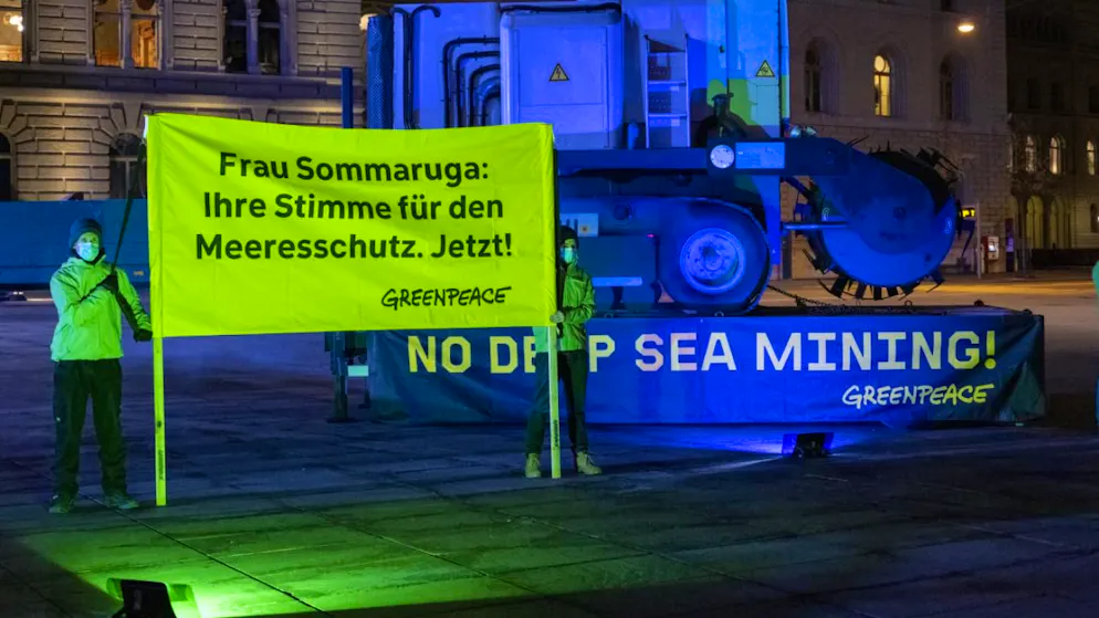 Une action d'activiste de Greenpeace à Berne demandant l'interdiction de l'extraction minière en haute mer en 2022. Des scientifiques estiment que cela devrait être interdit "pour toujours" de même que la pêche en haute mer et ce afin de protéger la biodiversité des océans (image d'illustration).