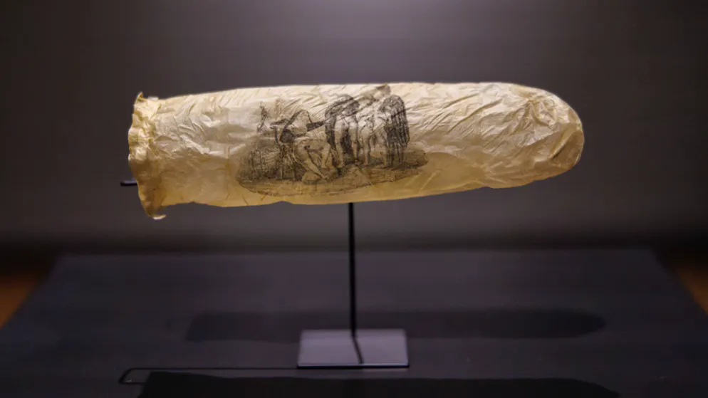 Il Rijksmuseum espone un preservativo del 1830 realizzato con un’appendice di pecora, decorato con una scena erotica.