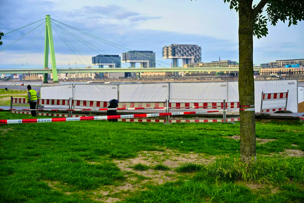 Three World War II bombs on the Deutz bank of the Rhine in Cologne are to be defused on Wednesday.