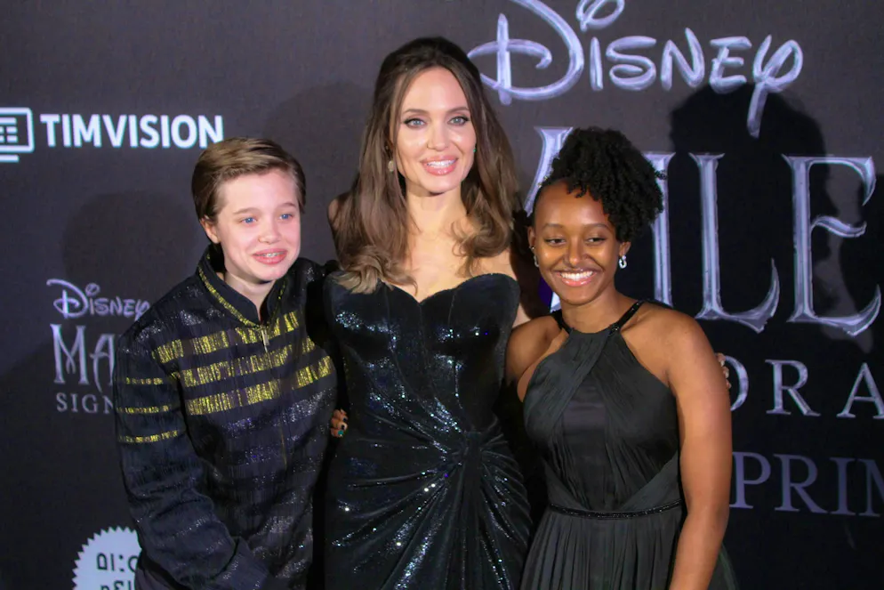Angelina Jolie. Angelina Jolie has a total of six children. Here she can be seen with Shiloh (l.) and Zahara.
