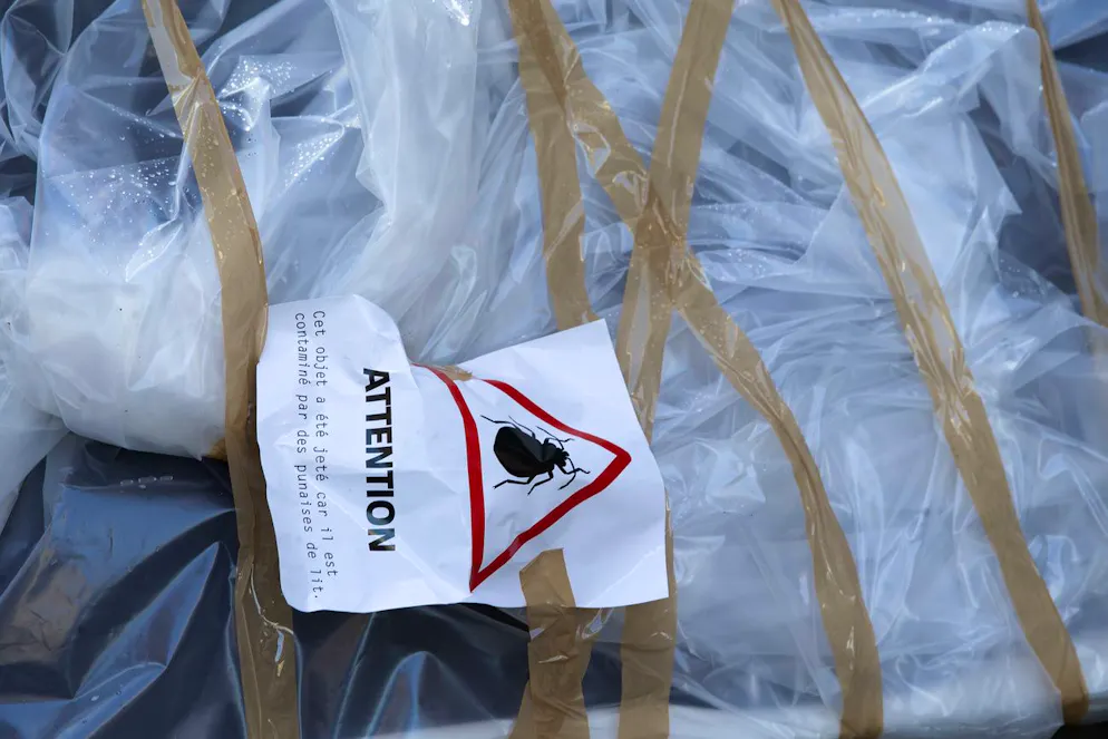 Une affichette ou l'on peut lire «Attention - Cet objet a été jeté car il est contaminé par des punaises de lit»  se trouve sur une bache plastique emballant un canapé, des sommiers et des matelats, le 9 fevrier 2021 a Genève. (Photo symbolique)