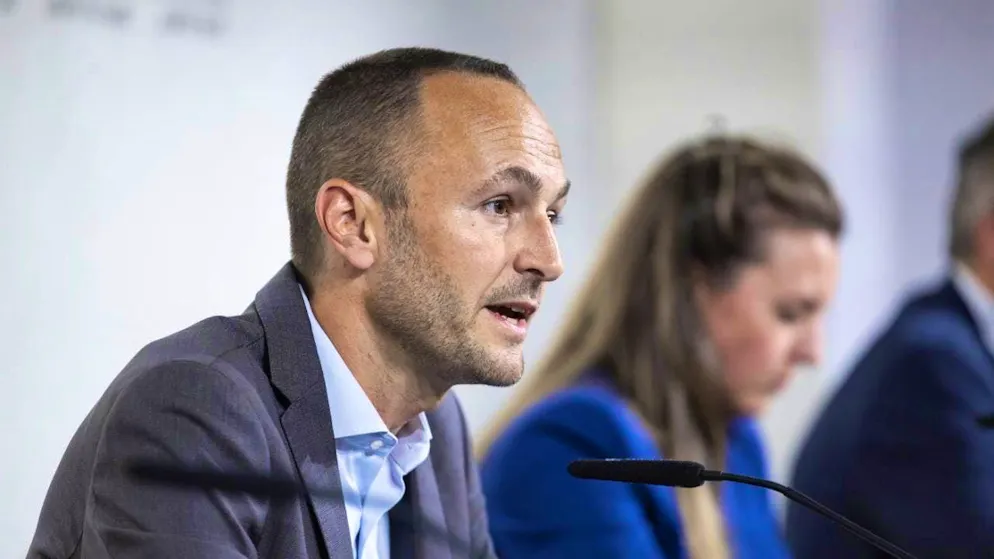 The President of the Valais cantonal government Mathias Reynard (left) in front of the media in Sion.