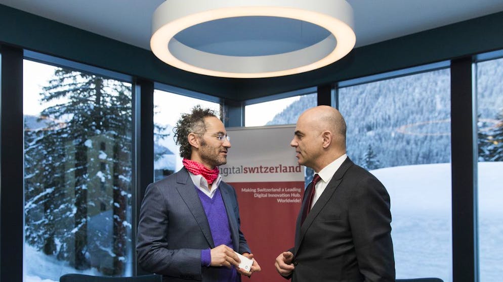 Alain Berset (rechts) spricht 24. Januar 2018 beim WEF in Davos mit Palantir-CEO Alex Karp.
