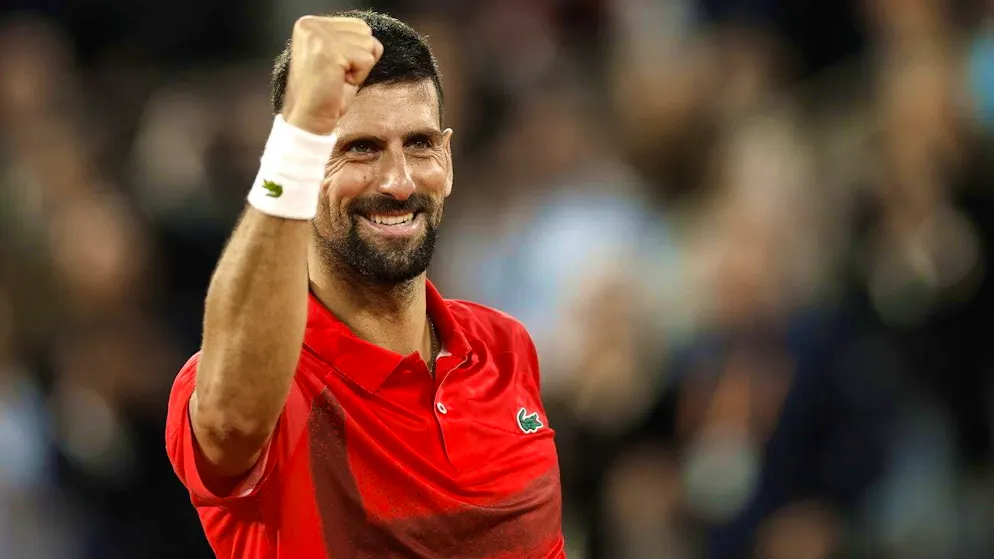 Novak Djokovic clenches his fist: he is through to the semi-finals of the French Open.