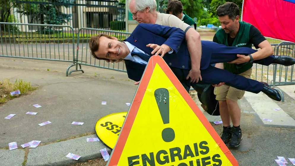 Greenpeace activists have used the wax figure of President Macron to protest against the ongoing French import of gas and artificial fertilizer from Russia.