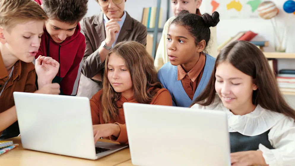 L'intelligenza artificiale nella vita scolastica di tutti i giorni. Studio: il 71% dei giovani usa l'intelligenza artificiale