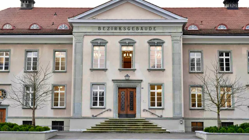A 40-year-old man had to answer to the Bülach District Court on Wednesday for the murder of his ex-wife. (symbolic image)