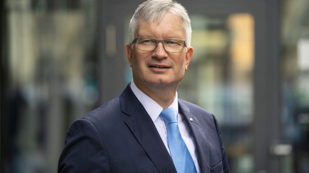 Welfare despite 100 percent job. Employer director: 