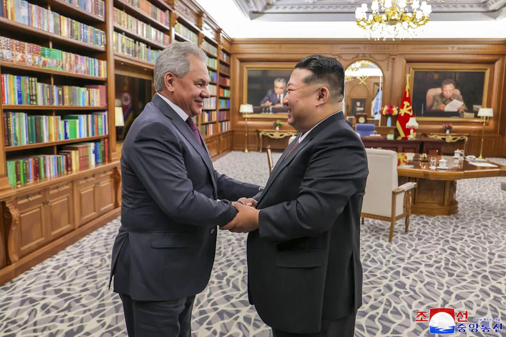 Sur cette photo fournie par le gouvernement nord-coréen, le dirigeant nord-coréen Kim Jong Un, à droite, serre la main du secrétaire du Conseil de sécurité russe Sergueï Choïgou à Pyongyang, en Corée du Nord, le mercredi 4 juin 2025. Les journalistes indépendants n'ont pas été autorisés à couvrir l'événement représenté sur cette image diffusée par le gouvernement nord-coréen. Le contenu de cette image est tel qu'il a été fourni et ne peut être vérifié de manière indépendante. Le filigrane en coréen sur l'image fournie par la source indique « KCNA », qui est l'abréviation de Korean Central News Agency (Agence centrale de presse coréenne). (Agence centrale de presse coréenne/Korea News Service via AP)