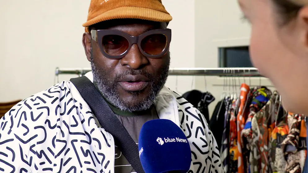 blue News à l'African Fashion Night. «Ces motifs symbolisent les bras et les coudes des personnes mutilées»