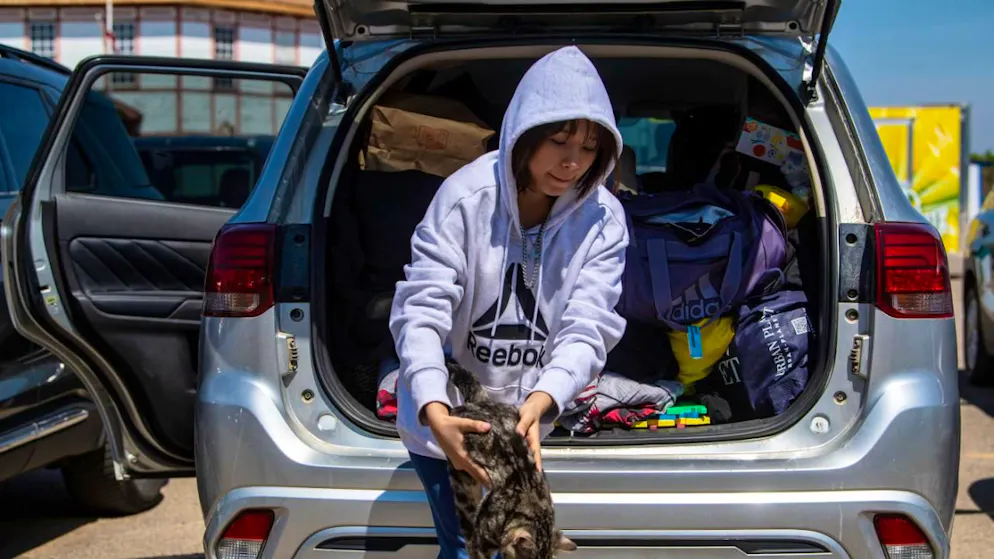 Une jeune fille et son chat évacués dans le Saskatchewan.