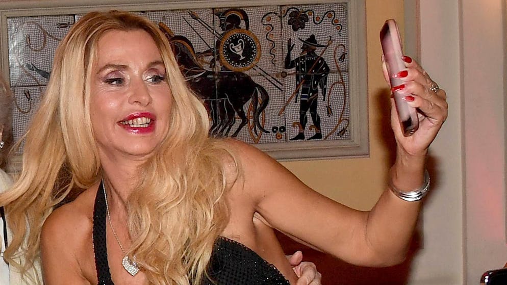 A Valeria Marini piace fare i selfie (immagine d'archivio).