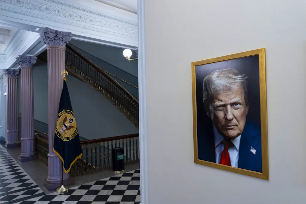 Le nouveau portrait officiel du président Donald Trump est accroché dans le bâtiment administratif Eisenhower, sur le campus de la Maison Blanche, le lundi 2 juin 2025, à Washington. (AP Photo/Alex Brandon)