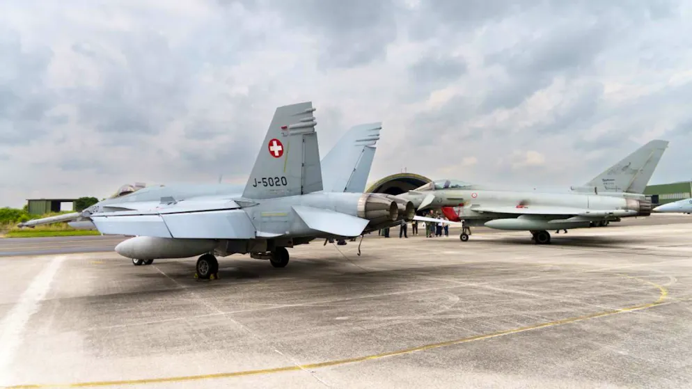 Un avion F/A-18 de l'Armee Suisse, à gauche, et un Eurofighter de l'Armee italienne en arrière-plan. Il y avait aussi lors de cet exercice en Italie des F-35 de l'armée de la Péninsule, futurs avions des Forces aériennes helvétiques.