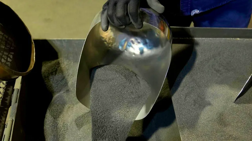 La production répond à la forte demande de nickel, principalement pour fabriquer de l'acier inoxydable, et indispensable à la plupart des batteries des véhicules électriques. Pas moins de 17% du nickel mondial provenait de la seule mine indonésienne de Weda Bay en 2023.